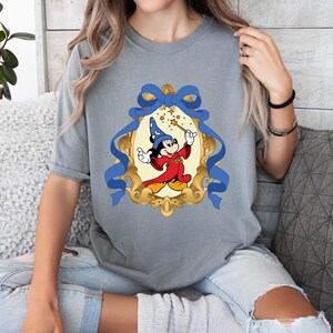 Camiseta de Mickey Mouse, camisetas vintage de mago mágico con ratón fantasma, ratón globo mágico, camiseta con lazo coqueto, camiseta de colores cómodos imagen 5