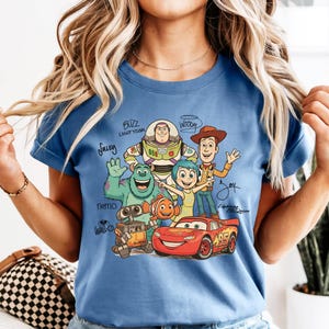 Camiseta Comfort Colors Toy Story Signatures, Camiseta de personajes de Toy Story, Camiseta Disney Toy Story Land To Infinity and Beyond, Camiseta de viaje a Disneyland imagen 5