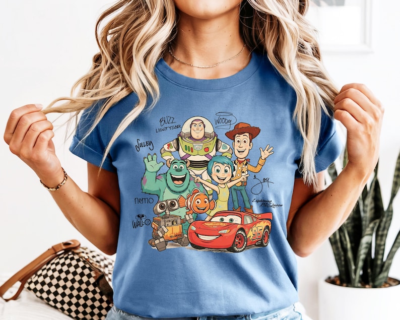 Camiseta Comfort Colors Toy Story Signatures, Camiseta de personajes de Toy Story, Camiseta Disney Toy Story Land To Infinity and Beyond, Camiseta de viaje a Disneyland imagen 5