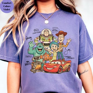 Camiseta Comfort Colors Toy Story Signatures, Camiseta de personajes de Toy Story, Camiseta Disney Toy Story Land To Infinity and Beyond, Camiseta de viaje a Disneyland imagen 9