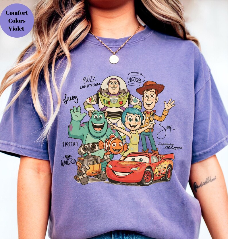 Camiseta Comfort Colors Toy Story Signatures, Camiseta de personajes de Toy Story, Camiseta Disney Toy Story Land To Infinity and Beyond, Camiseta de viaje a Disneyland imagen 9
