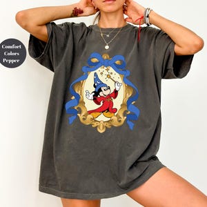 Camiseta de Mickey Mouse, camisetas vintage de mago mágico con ratón fantasma, ratón globo mágico, camiseta con lazo coqueto, camiseta de colores cómodos imagen 3