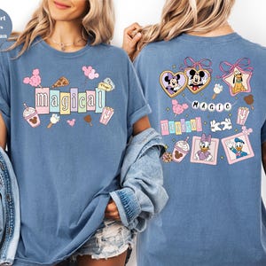 Op de afbeelding: Een rustiek houten bord met de tekst "Welcome to our home" in witte letters. Het bord heeft een verweerde afwerking en een eenvoudig, uitnodigend ontwerp, perfect voor voordeurdecoratie.
