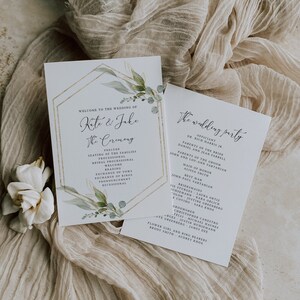 Peut inclure: Un programme de c&eacute;r&eacute;monie de mariage avec un cadre g&eacute;om&eacute;trique dor&eacute; et des accents de verdure. Le programme liste l'ordre des &eacute;v&eacute;nements de la c&eacute;r&eacute;monie, y compris la mise en place des familles, le cort&egrave;ge d'entr&eacute;e et le cort&egrave;ge de sortie. Il comprend &eacute;galement les noms des membres de la f&ecirc;te de mariage, tels que la demoiselle d'honneur, le t&eacute;moin, les demoiselles d'honneur et les gar&ccedil;ons d'honneur.