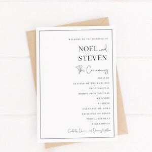 Pu&ograve; includere: Un biglietto bianco e nero con l'ordine degli eventi per una cerimonia di matrimonio con i nomi Noel e Steven stampati in grassetto. Il biglietto elenca l'ordine degli eventi della cerimonia, tra cui il preludio, il posizionamento delle famiglie, la processione, la processione nuziale, il benvenuto, la lettura, lo scambio dei voti, lo scambio delle fedi, l'annuncio e l'uscita. Il biglietto include anche il testo "Cocktail, cena e balli a seguire."