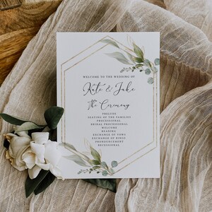Peut inclure: Un programme de c&eacute;r&eacute;monie de mariage avec un cadre g&eacute;om&eacute;trique dor&eacute; et de la verdure aquarelle. Le programme liste l'ordre des &eacute;v&eacute;nements pour le mariage de Kate et Jake.