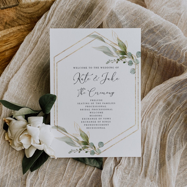 Peut inclure: Un programme de c&eacute;r&eacute;monie de mariage avec un cadre g&eacute;om&eacute;trique dor&eacute; et de la verdure aquarelle. Le programme liste l'ordre des &eacute;v&eacute;nements pour le mariage de Kate et Jake.