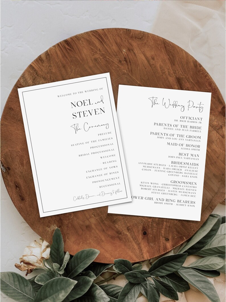 Pu&ograve; includere: Un programma per una cerimonia di matrimonio con i nomi Noel e Steven stampati sulla copertina. Il retro del programma elenca la festa di matrimonio, tra cui l'ufficiante, i genitori della sposa e dello sposo, la damigella d'onore, il testimone, le damigelle d'onore, i testimoni, la damigella d'onore e i portatori di anelli.