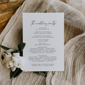 Peut inclure: Une carte blanche avec du texte noir listant les membres de la f&ecirc;te de mariage, y compris l'officiant, les parents de la mari&eacute;e et du mari&eacute;, la demoiselle d'honneur, le t&eacute;moin, les demoiselles d'honneur, les gar&ccedil;ons d'honneur, la petite fille d'honneur et les porteurs d'alliances.