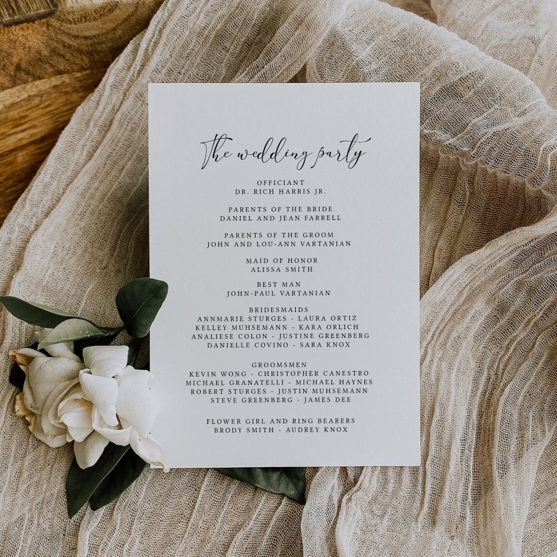 Peut inclure: Une carte blanche avec du texte noir listant les membres de la f&ecirc;te de mariage, y compris l'officiant, les parents de la mari&eacute;e et du mari&eacute;, la demoiselle d'honneur, le t&eacute;moin, les demoiselles d'honneur, les gar&ccedil;ons d'honneur, la petite fille d'honneur et les porteurs d'alliances.