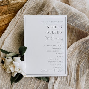 Pu&ograve; includere: Un biglietto bianco con testo nero che annuncia il matrimonio di Noel e Steven. Il biglietto elenca l'ordine degli eventi della cerimonia, tra cui il preludio, il posizionamento delle famiglie, la processione, la processione nuziale, il benvenuto, la lettura, lo scambio dei voti, lo scambio delle fedi, l'annuncio, la recessione e un successivo cocktail dinner e ballo.