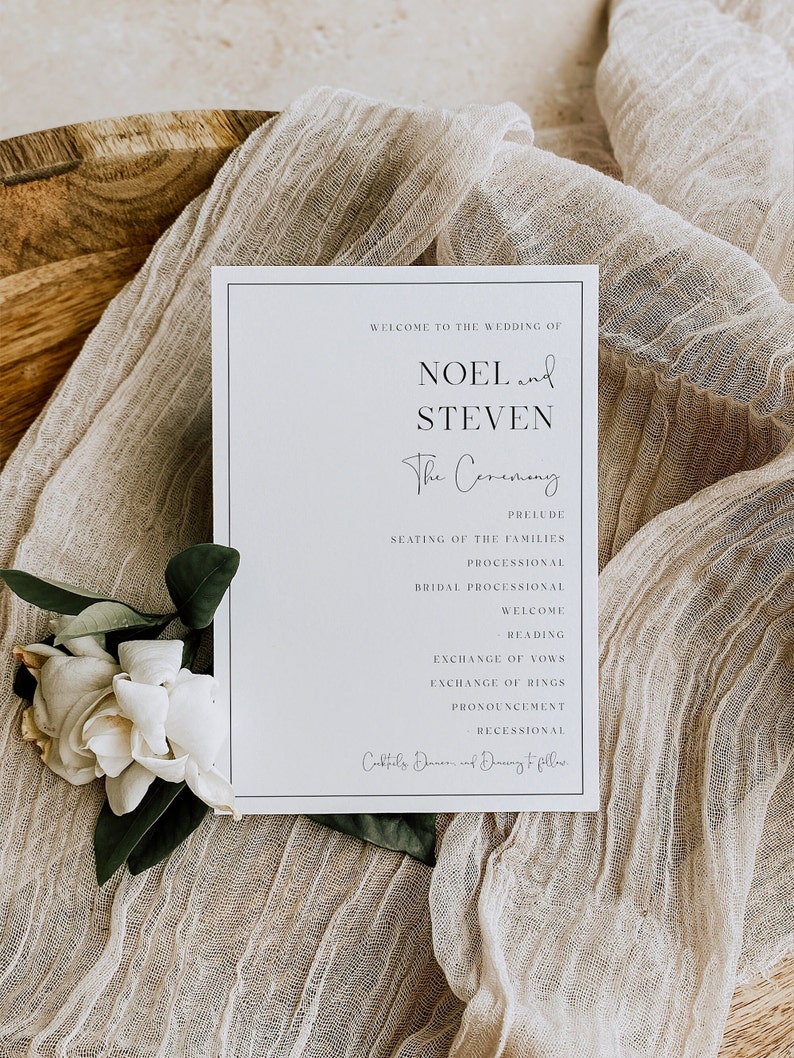 Pu&ograve; includere: Un biglietto bianco con testo nero che annuncia il matrimonio di Noel e Steven. Il biglietto elenca l'ordine degli eventi della cerimonia, tra cui il preludio, il posizionamento delle famiglie, la processione, la processione nuziale, il benvenuto, la lettura, lo scambio dei voti, lo scambio delle fedi, l'annuncio, la recessione e un successivo cocktail dinner e ballo.
