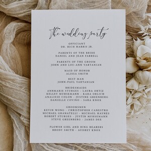 Peut inclure: Une carte d'annonce de mariage avec un fond blanc et du texte noir. La carte liste l'officiant, les parents de la mari&eacute;e et du mari&eacute;, la demoiselle d'honneur, le t&eacute;moin, les demoiselles d'honneur, les gar&ccedil;ons d'honneur, la demoiselle d'honneur et les porteurs d'alliances.