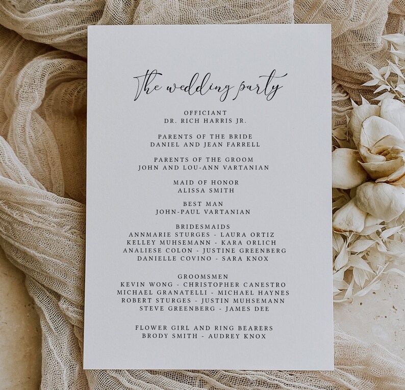 Peut inclure: Une carte d'annonce de mariage avec un fond blanc et du texte noir. La carte liste l'officiant, les parents de la mari&eacute;e et du mari&eacute;, la demoiselle d'honneur, le t&eacute;moin, les demoiselles d'honneur, les gar&ccedil;ons d'honneur, la demoiselle d'honneur et les porteurs d'alliances.