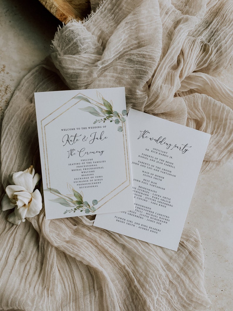 Peut inclure: Un programme de c&eacute;r&eacute;monie de mariage avec un cadre g&eacute;om&eacute;trique dor&eacute; et des accents de verdure. Le programme liste l'ordre des &eacute;v&eacute;nements de la c&eacute;r&eacute;monie, y compris la mise en place des familles, le cort&egrave;ge d'entr&eacute;e et le cort&egrave;ge de sortie. Il comprend &eacute;galement les noms des membres de la f&ecirc;te de mariage, tels que la demoiselle d'honneur, le t&eacute;moin, les demoiselles d'honneur et les gar&ccedil;ons d'honneur.
