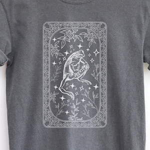 Vintage Kröte Tarot Karte T-Shirt, Witchcore Frosch Gothic Goblincore T-Shirt, Dark Academia Shirt, Amphibien Liebhaber Rundhalsausschnitt, Retro Wicca Geschenk
