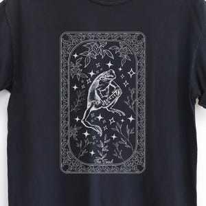 Vintage Kröte Tarot Karte T-Shirt, Witchcore Frosch Gothic Goblincore T-Shirt, Dark Academia Shirt, Amphibien Liebhaber Rundhalsausschnitt, Retro Wicca Geschenk