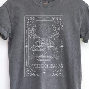 Das Bonsai Tarot Tee, japanisches Mini Baum Tshirt, Symbol Japan Vintage Weiches Material, Komfort Farbe, Retro Geschenk für Gärtner, Plantlady Shirt
