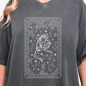 Vintage Kröte Tarot Karte T-Shirt, Witchcore Frosch Gothic Goblincore T-Shirt, Dark Academia Shirt, Amphibien Liebhaber Rundhalsausschnitt, Retro Wicca Geschenk