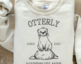 Moletom personalizado Otterly Overwhelmed, presente personalizado para amantes de lontras, gola redonda com trocadilhos engraçados de animais, presente para ela, ano pessoal