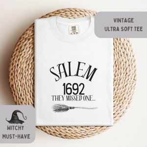Salem 1692 Se perdieron una camiseta de bruja, camiseta de colores ultra suaves y cómodos, camiseta de Halloween, camiseta de temporada de brujas, regalo para ella