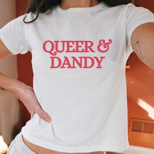 Maglietta corta Y2K Queer & Dandy. Maglietta per adulti e neonati in stile anni '90, graziosa maglietta Pride, idea regalo maglietta LGBTQ+ Dandismo, regalo maglietta inclusiva sulla diversità.