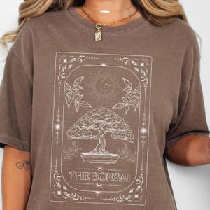 Das Bonsai Tarot T-Shirt, japanisches Mini Baum T-Shirt, Symbol Japan Vintage weiches Tshirt, Retro Geschenk für Gärtner, Plantlady Rundhals-Shirt