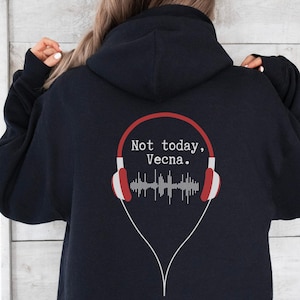 Op de afbeelding: Marineblauwe hoodie met een rood-wit hoofdtelefoonontwerp en de tekst "Not today, Vecna." Het ontwerp bevat een golfvormige grafiek. Een casual kledingstuk.