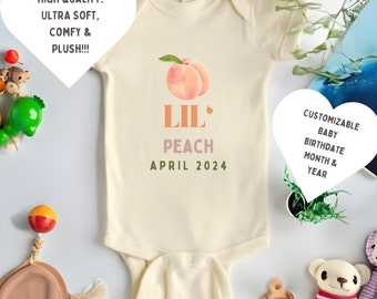 Personaliseerbaar babypakje. Lil' Peach babybody, schattige peuteroutfits voor baby's. Pas de maand en het jaar van de verjaardag aan.