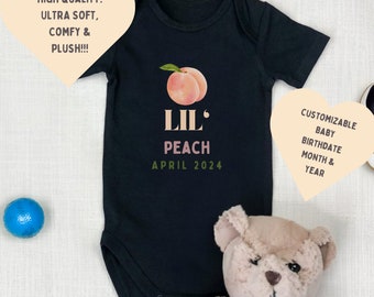 Personaliseerbaar babypakje. Lil' Peach babybody, schattige peuteroutfits voor baby's. Pas de maand en het jaar van de verjaardag aan.