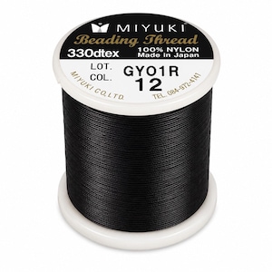 Peut inclure: Une bobine de fil de perlage noir Miyuki en 100% nylon. L'étiquette blanche sur le dessus affiche le texte Miyuki Beading Thread, 330dtex, Made in Japan, LOT. COL. GYO1R 12, ainsi que le numéro de téléphone 084-972-4141 en lettres noires et dorées.