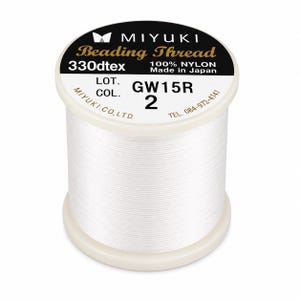 Può includere: Una bobina di filo per perline bianco Miyuki realizzato in 100% nylon. L'etichetta riporta il testo Miyuki Beading Thread, 330dtex, 100% NYLON, Made in Japan, LOT. GW15R, COL. 2 e MIYUKI CO., LTD. con un numero di telefono su sfondo bianco.