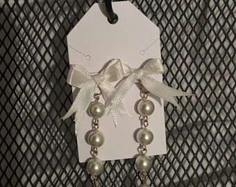 Goldperlen-Ohrringe mit weißem Schleifenband