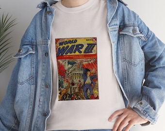 Può includere: Una maglietta bianca con una stampa di copertina di fumetto vintage con il testo "World War III" in lettere rosse e blu. La copertina del fumetto rappresenta una scena di distruzione con un edificio che crolla e persone che scappano.