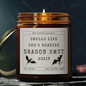 Grappige leesgrage kaars, ruikt alsof ze Dragon Smut Again leest, cadeau fantasieboekliefhebber, smutty geurkaars cadeau voor beste vriend