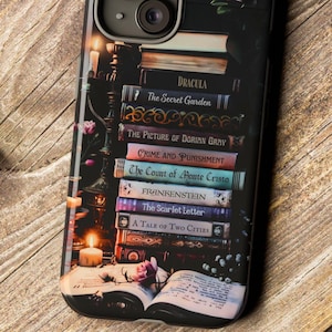 Étui pour téléphone livre préféré personnalisé, étagère personnalisée sombre Academia sombre housse de téléphone livresques pour IPhone 16 Pro Samsung cadeau amoureux de la romance