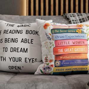 Coussin personnalisé pour amoureux des livres avec motif floral cottagecore et citation personnalisée, cadeau de Noël livresque pour l'anniversaire d'un meilleur ami