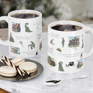 Könnte beinhalten: Zwei weiße Keramikbecher mit Illustrationen aus Jane Austens Stolz und Vorurteil. Die Becher zeigen Zitate aus dem Roman, Illustrationen von Figuren und Orte aus dem Buch. Die Becher sind mit Kaffee gefüllt und Dampf steigt aus den Bechern auf.
