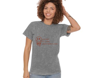 Könnte beinhalten: Ein graues T-Shirt mit dem Text "I'M FINE. IT'S FINE. EVERYTHING'S FINE." und einem roten, schmelzenden Smiley-Gesicht. Das Shirt besteht aus einem weichen Material und hat eine lockere Passform.