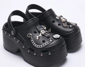 Zapatillas de plataforma punky con amuletos decorativos, zapatos Y2K, diapositivas/zapatillas de mujer