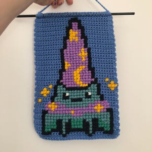 魔法使いのカエルのタペストリー || カエルのタペストリー || かぎ針編みのタペストリー || カエルの装飾 || カエルのアート || 魔法使いのアート || カエル || かぎ針編みのカエル || カエルのかぎ針編み