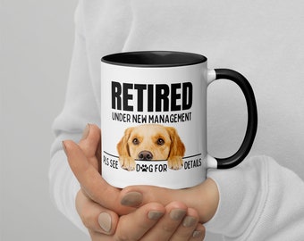 Taza "Jubilado bajo nueva administración" con perro dorado, taza de jubilación para amantes de los perros, taza de café divertida para jubilados, regalo de broma para jubilados