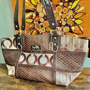 Coach/VTG Bolso grande tipo cartera marrón y crema con parches y llavero metálico Y2K