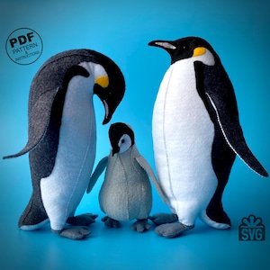 Peut inclure: Trois figurines de pingouins en feutre noir, blanc et gris, avec des touches de jaune. Les pingouins sont de tailles différentes, avec un petit poussin et deux pingouins adultes plus grands. L'image comprend le texte "PDF Pattern & Instructions" et un logo SVG.