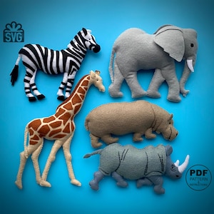 Puede incluir: Un conjunto de cinco juguetes de peluche de animales de fieltro: una cebra, una jirafa, un hipopótamo, un rinoceronte y un elefante. Los juguetes están todos de pie sobre un fondo azul.  PDF PATTERN & INSTRUCTIONS