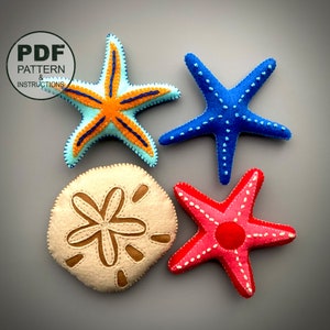 Puede incluir: Cuatro adornos de fieltro de criaturas marinas: una estrella de mar azul, una estrella de mar roja, una estrella de mar naranja y un dólar de arena tostado. Los adornos son perfectos para una guardería o sala de juegos con temática náutica.