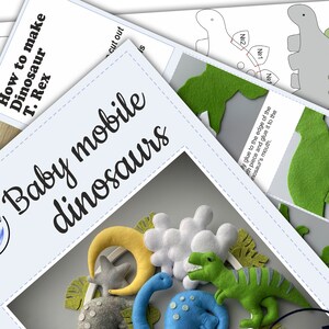 K&ouml;nnte beinhalten: Ein DIY-Bastelprojekt f&uuml;r ein Baby-Mobile mit Filz-Dinosauriern, einem Mond, einer Wolke und Bl&auml;ttern. Die Anleitung enth&auml;lt eine Vorlage f&uuml;r einen T. Rex-Dinosaurier.