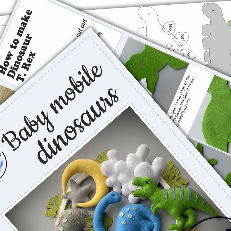 K&ouml;nnte beinhalten: Ein DIY-Bastelprojekt f&uuml;r ein Baby-Mobile mit Filz-Dinosauriern, einem Mond, einer Wolke und Bl&auml;ttern. Die Anleitung enth&auml;lt eine Vorlage f&uuml;r einen T. Rex-Dinosaurier.