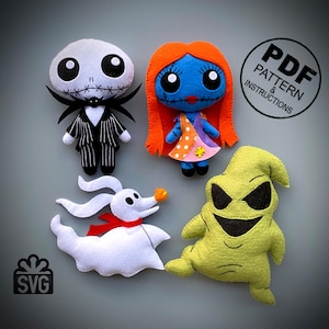 Pode incluir: Um conjunto de quatro personagens de pelúcia de feltro do filme O Estranho Mundo de Jack. Os personagens são Jack Skellington, Sally, Zero e Oogie Boogie. Os personagens estão todos em suas cores características e têm detalhes bordados. A imagem também inclui o texto "PDF PATTERN & INSTRUCTIONS" e "SVG".