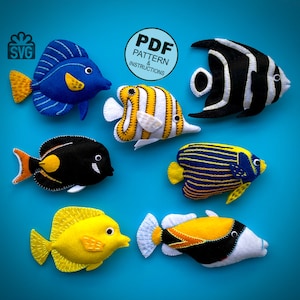Puede incluir: Un conjunto de seis patrones de peces de fieltro, que incluyen un pez azul y amarillo, un pez negro y amarillo, un pez blanco y amarillo, un pez negro y blanco, un pez azul y amarillo y un pez amarillo y negro. Los patrones están disponibles en archivos PDF y SVG.